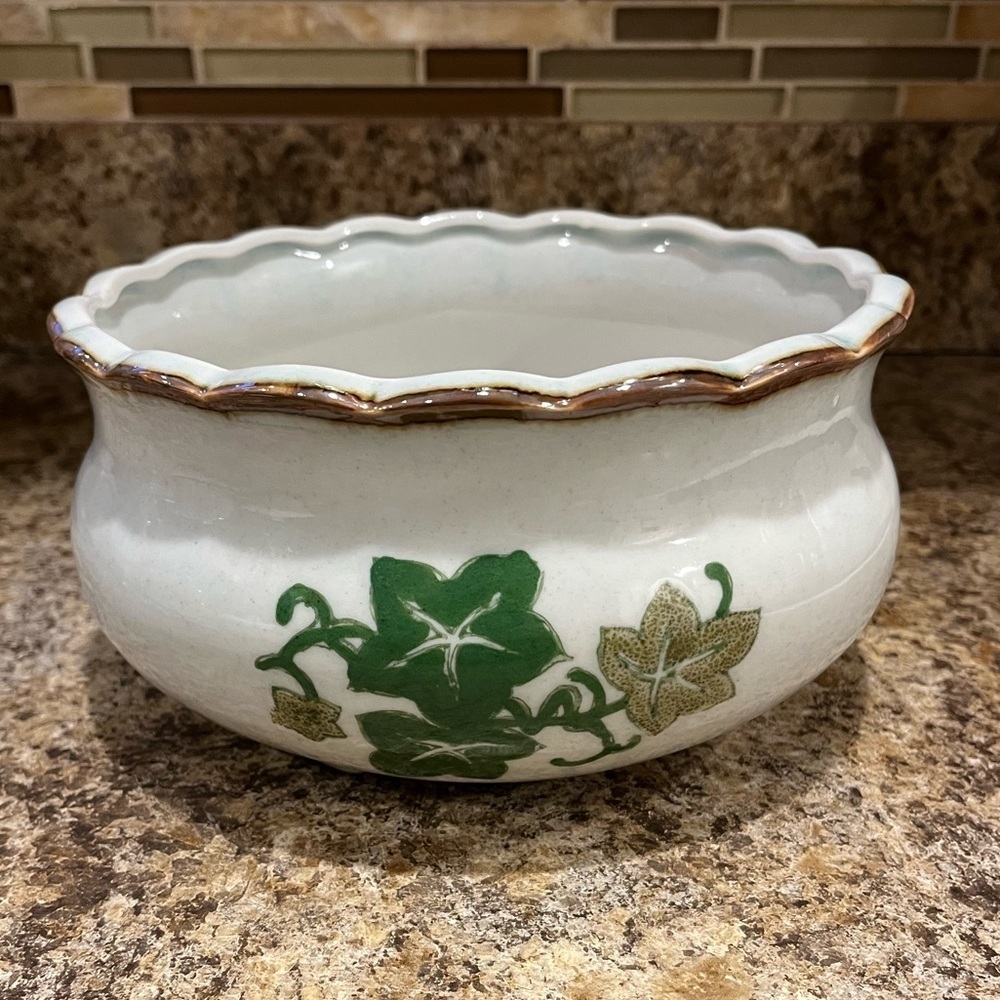 Vintage AAA Imports Planter with Ivy Design approx 7.5” wide 4” height - Picture 10 of 11